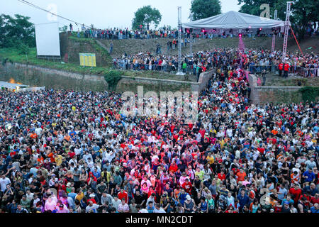 À l'aube dans l'arène à la sortie de la Danse Music Festival 2005 dans la forteresse de Petrovaradin, Novi Sad, Serbie. Banque D'Images