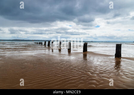 Ancienne jetée Cowes avec réflexions avec cloudscape spectaculaire le long de la plage de Cowes, Phillip Island, Victoria, Australie Banque D'Images