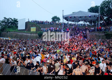 À l'aube dans l'arène à la sortie de la Danse Music Festival 2005 dans la forteresse de Petrovaradin, Novi Sad, Serbie. Banque D'Images