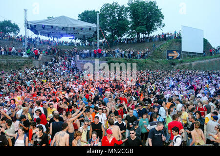 À l'aube dans l'arène à la sortie de la Danse Music Festival 2005 dans la forteresse de Petrovaradin, Novi Sad, Serbie. Banque D'Images