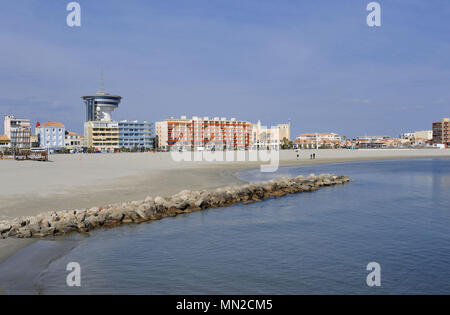 Palavas-les-Flots (sud de la France) : la plage, les bâtiments le long du front de mer et le phare "Phare de la Méditerranée" à l'arrière-plan (ex Banque D'Images