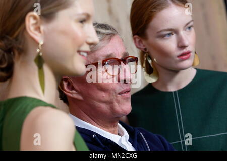 Londres, ANGLETERRE - 17 SEPTEMBRE : Jasper Conran flanquée de deux modèles en coulisses en avant de la Jasper Conran afficher lors de la London Fashion Week Spring/Summer collection 2016/2017 le 17 septembre 2016 à Londres, Royaume-Uni. Photo par Paul Cunningham Banque D'Images