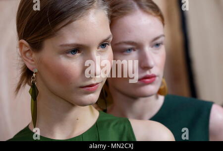 Londres, ANGLETERRE - 17 SEPTEMBRE : backstage modèles en avant de la Jasper Conran afficher lors de la London Fashion Week Spring/Summer collection 2016/2017 le 17 septembre 2016 à Londres, Royaume-Uni. Photo par Paul Cunningham Banque D'Images