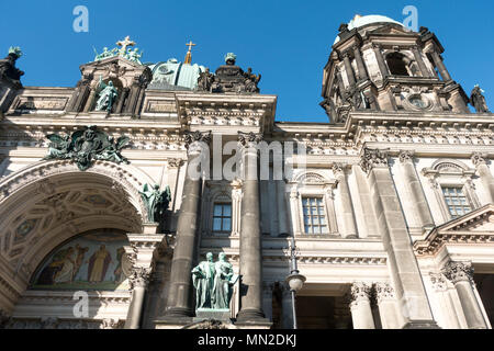 La Cathédrale de Berlin est appelé Berliner Dom. Bel immeuble ancien dans le style de néoclassicisme et baroque avec croix et sculptures. Banque D'Images
