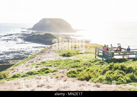 Nobbies, Phillip Island, Victoria, Australie - 11 Février 2018 : plate-forme d'observation avec les touristes avec vue sur l'Île Ronde Banque D'Images