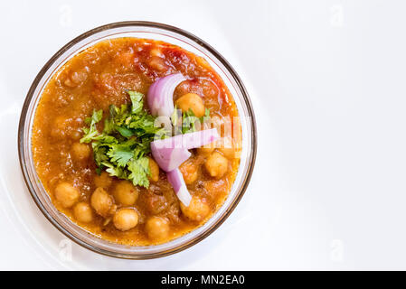 Chole délicieux ( Bhature blanc épicé aux pois chiches) sert une cuisine indienne Punjabi dans bol en verre sur fond blanc en Inde Banque D'Images