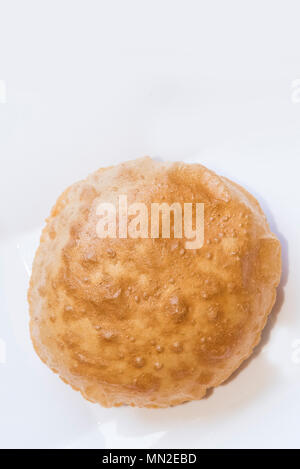 Chole délicieux ( Bhature blanc épicé aux pois chiches) sert une cuisine indienne Punjabi dans bol en verre sur fond blanc en Inde Banque D'Images