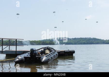 Avec la 5ème des parachutistes de la formation (5e Bataillon de Rangers RTB), Camp Merrill, Dahlonega, Géorgie, descendre à l'eau pendant les opérations aéroportées du Lac Lanier, GA, le 9 mai 2018, le 9 mai 2018. 5ème RTB a mené une opération aéroportée délibérée afin de maintenir les compétences dans cette mission essentielle. (U.S. Photo de l'armée par la CPS. Jesse/Coggins) Parution. () Banque D'Images