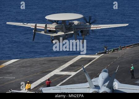 180509-N-ZH683-0210 MER MÉDITERRANÉE (9 mai 2018) Un E-2D Hawkeye, attribué à l'eahawks «' du système aéroporté de détection lointaine de l'opérateur (VAW) de l'Escadron 126, lance à partir de l'envol du USS Harry S. Truman (CVN 75), le 9 mai 2018. Comme le groupe aéronaval 8 flag ship, Truman de l'appui de l'opération démontre la détermination inhérente capacité et la souplesse de U.S. Naval Forces, et sa détermination à éliminer le groupe terroriste ISIS et la menace qu'il représente. (U.S. Photo par marine Spécialiste de la communication de masse de la classe 3ème Juan Sotolongo/relâché). () Banque D'Images