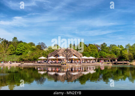 Britzer Garten, Neukölln, Berlin, Allemagne. En 2018. Cafe am See restaurant avec salle à manger extérieure à côté de lac tranquille .Bâtiment avec design organique. Banque D'Images