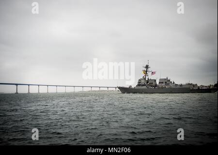 La classe Arleigh Burke destroyer lance-missiles USS Dewey (DDG 105) arrive à San Diego le 11 mai à la suite d'un déploiement de 90 jours, le 11 mai 2018. Dewey et USS Sterett (DDG 104) a mené des opérations dans la région Indopacifique et soutenu le groupe expéditionnaire Wasp (ESG) à l'avance de la flotte américaine du Pacifique 'Up-Gunned' concept ESG. (U.S. Photo par marine Spécialiste de la communication de masse 2e classe Nancy C. Maxime Steinberg). () Banque D'Images