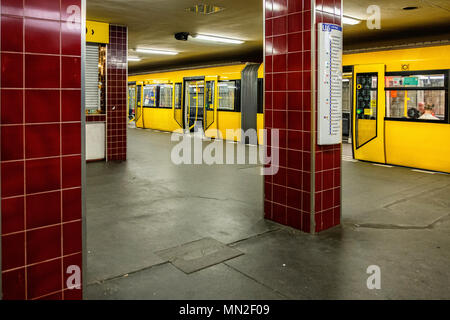Berlin, d'Alt-Mariendorf. La station de métro Ubahn intérieur, plate-forme et train jaune Banque D'Images