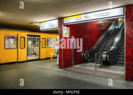 Berlin, d'Alt-Mariendorf. La station de métro Ubahn intérieur, plate-forme, escaliers mécaniques & train jaune Banque D'Images