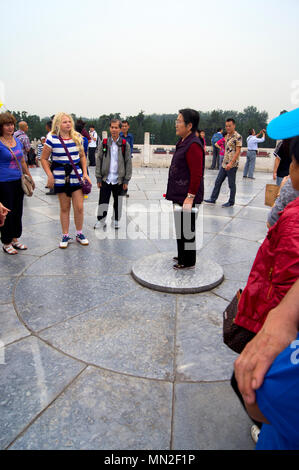 Les visiteurs sont au centre de l'autel du tertre circulaire Temple du Ciel historique complexe à Beijing, Chine. Banque D'Images