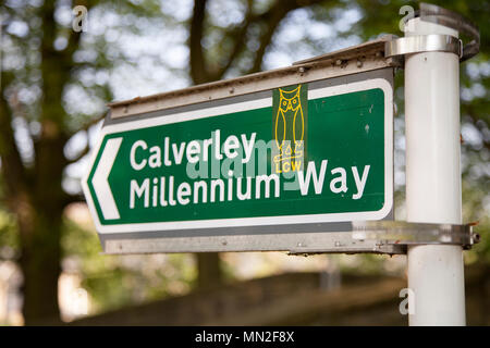 Signe pour le Millénaire Calverley Cours à Apperley Bridge, Bradford Banque D'Images