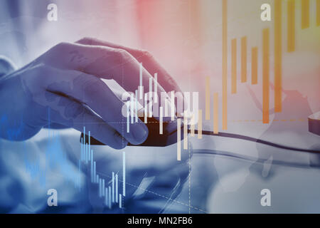 Abstract concept finance financier avec graphique et tableau montrant la croissance de l'investissement et de profit, personne à l'aide de la souris de l'ordinateur en arrière-plan, le commerce, l'acco Banque D'Images