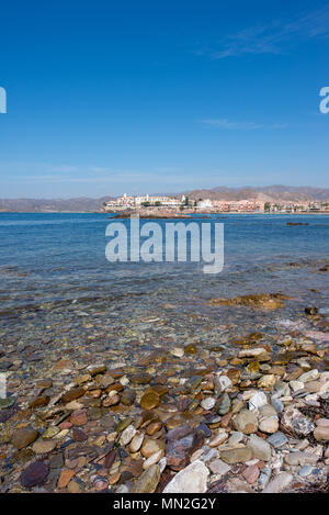 La mer à Calabardina sous le ciel bleu, Murcia, Espagne Banque D'Images