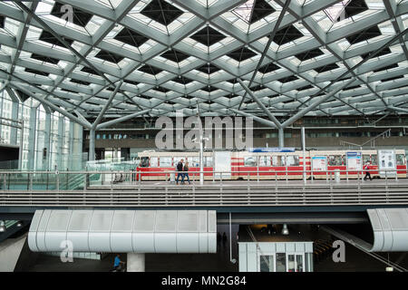 L'architecture moderne de l'intérieur de la gare centrale de Den Haag, La Haye, Pays-Bas. Banque D'Images