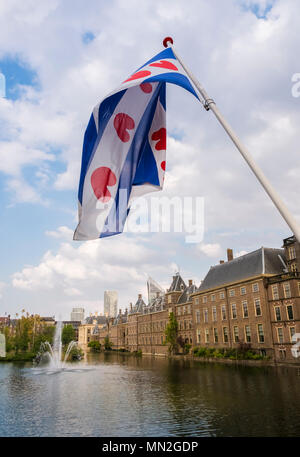 Un drapeau avec des coeurs rouges et des couleurs nationales vole près du Binnenhof les bâtiments adjacents à Hofvijver lake, La Haye (Den Haag), Pays-Bas. Banque D'Images