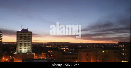 Coucher du soleil de printemps. Centre-ville d'Albuquerque, Nouveau Mexique. Vue sur le centre-ville de bureaux et les volcans de Petroglyph National Monument. Banque D'Images