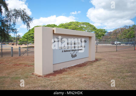 WHEELER ARMY AIRFIELD - nouveaux signes d'accueil accueillir les automobilistes et les piétons à l'entrée, ici, à Kunia et Kawamura gates. Les signes montrent les hélicoptères utilisés par la 25e Brigade d'aviation de combat, 25e Division d'infanterie, et qui est une WAAF National Historic Landmark. (U.S. Photo de l'Armée de Kristen Wong, Oahu Publications) Banque D'Images