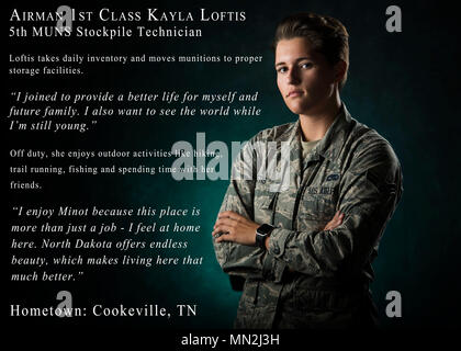 Navigant de première classe Kayla Loftis, 5e Escadron, technicien de munitions des stocks inventaire quotidien prend et se déplace de munitions à des installations d'entreposage. (U.S. Air Force graphic/Senior Airman J.T. Armstrong) Banque D'Images