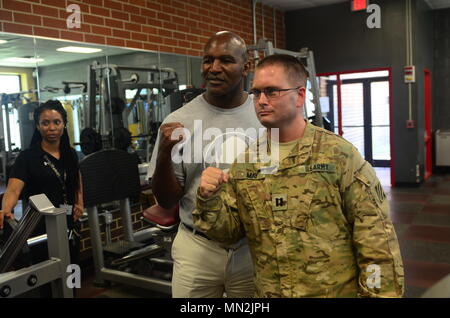 Evander Holyfield (né en 1962) est un boxeur professionnel américain et ancien champion incontesté des poids lourds et cruiserweight. L’image d’archive fait état d’une visite à Fort Stewart, en Géorgie, le 18 août 2017, où le personnel militaire a rencontré l’athlète lors d’un événement sur le moral et l’engagement. Banque D'Images