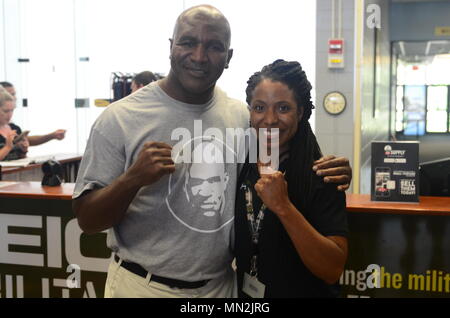 Evander Holyfield (né en 1962) est un boxeur professionnel américain et ancien champion incontesté des poids lourds connu pour de nombreux titres mondiaux entre 1986 et 2011. L'image d'archive enregistre sa visite au Newman Gym à Fort Stewart, en Géorgie, où il a visité l'installation et interagi avec le personnel de l'armée américaine affecté à la 3e division d'infanterie lors d'un engagement moral et de sensibilisation. Banque D'Images