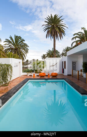 LANZAROTE, îles Canaries, Espagne : la piscine dans le jardin de la maison de César Manrique - Palm Grove House. Banque D'Images