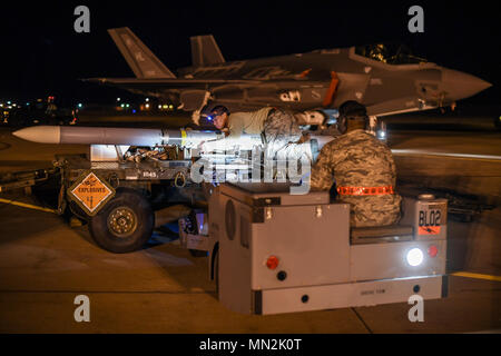 Le s.. Ken Gongora, 388e Escadron de maintenance, prépare un plan à moyen avancé AIM-120 range air-to-air missile (AMRAAM) pour soulever au cours d'un exercice de Combat Archer, Hill Air Force Base, en Utah, le 16 août 2017. Le missile a été tiré par un F-35A Lightning II à l'essai de l'Utah et gamme de formation au cours de l'exercice d'évaluation. (U.S. Air Force photo de R. Nial Bradshaw) Banque D'Images