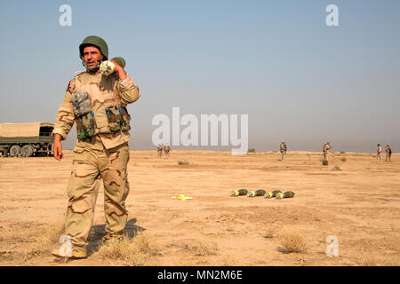 Un membre des forces de sécurité iraquiennes porte un mortier de 120 mm pendant la formation à la gamme Besmaya complexe, l'Iraq, le 16 août 2017. La gamme Besmaya complexe est l'un des quatre Combined Joint Task Force - Fonctionnement résoudre inhérent à renforcer les capacités des partenaires endroits consacre à la formation des forces des partenaires et renforcer leur efficacité sur le champ de bataille. Les GFIM-OIR est la Coalition mondiale pour vaincre ISIS en Iraq et en Syrie. (U.S. Photo de l'armée par le Sgt. Tracy McKithern) Banque D'Images