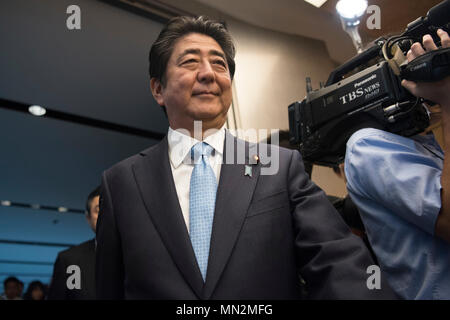 Marine Corps, le général Joseph F. Dunford Jr., président de l'état-major interarmées, se réunit avec le Premier ministre japonais Shinzo Abe, à la résidence officielle du Premier Ministre, le Kantei, à Tokyo, le 18 août 2017. (DOD photo de U.S. Navy Maître de 1ère classe Dominique A. Pineiro) Banque D'Images