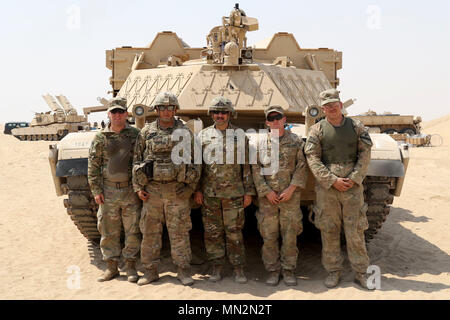 Le brigadier de l'armée américaine. Le général Jeffrey Van (centre), général commandant adjoint du 35e Infantry Division-Task vigueur Spartan, pose pour une photographie à l'Assault Breacher équipage du véhicule de la Compagnie Alpha, 3e bataillon du génie de la Brigade, 3ème Armored Brig. L'équipe de combat, 1re Division de cavalerie, après avoir vu l'équipe détoner un M58 en ligne de déminage Camp Buehring, Koweït, le 14 août 2017. Un MICLIC est une roquette explosive charge projetée, ligne et est efficace contre les mines terrestres. fusionnées de façon conventionnelle La ligne de charge est 350 pieds de long et contient 5 livres par pied linéaire de l'explosif C-4. Illustrée de l Banque D'Images