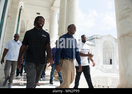 Matt Judon, à l'extérieur de secondeur ; Otha Foster, arrière défensif ; et Anthony Levine Sr., arrière défensif ; de la promenade à travers l'amphithéâtre du Souvenir au Cimetière National d'Arlington, Arlington, Va., le 21 août, 2017. Les Ravens ont visité le cimetière dans le cadre de l'armée américaine et le programme d'approche communautaire de la NFL. (U.S. Photo de l'armée par Elizabeth Fraser / Arlington National Cemetery / relâché) Banque D'Images