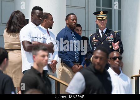 Le colonel Jason Garkey, commandant du régiment, le Régiment d'infanterie américain 3d (la vieille garde) explique le changement de la garde à Baltimore Ravens de Baltimore Ravens Keenan joueurs Reynolds, un receveur qui est diplômé de l'United States Naval Academy ; Otha Foster, un arrière défensif qui a servi trois ans avec le Corps des marines sur la Tombe du Soldat inconnu au cimetière national d'Arlington, Arlington, Va., le 21 août, 2017. Les Ravens ont visité le cimetière dans le cadre de l'armée américaine et le programme d'approche communautaire de la NFL. (U.S. Photo de l'armée par Elizabeth Fraser / Arlington National Cemetery Banque D'Images