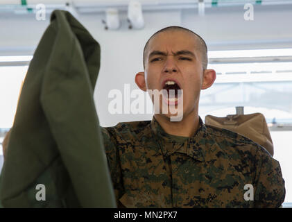 Une recrue de la Compagnie Mike, 3e Bataillon d'instruction des recrues, présente son seabag vide pendant au Marine Corps Recruter Depot San Diego, le 18 août. L'inspection assure les recrues ont tout l'équipement dont ils auront besoin pour la durée de la formation. Chaque année, plus de 17 000 hommes recrutés dans la région de recrutement de l'Ouest sont formés à MCRD San Diego. La Compagnie Mike est prévue pour le 9 novembre des cycles supérieurs Banque D'Images