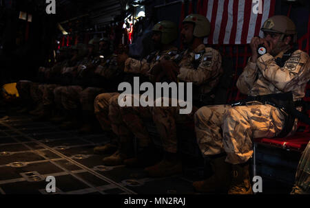 Les membres du service de Qatar se préparer à un saut d'amitié d'un C-130H Hercules, le 21 août 2017, à Doha, au Qatar. Service aux États-Unis et le Qatar ont effectué un saut mixte composée d'une ligne à l'électricité statique et de l'armée de parachutistes de chute libre. Ce fut le premier événement du genre menée entre les États-Unis et le Qatar, ce qui permet à l'amélioration de l'interopérabilité entre les forces spéciales des deux pays. (U.S. Photo de l'Armée de l'air par le sergent. Trevor T. McBride) Banque D'Images