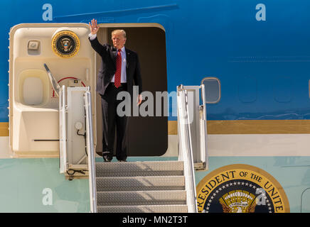 Le président américain, Donald J. Trump vagues Marine Corps Air Station (MCAS) Yuma (Arizona), au revoir à la fin de sa visite, le 22 août 2017. Le président Trump visité MCAS Yuma pour interagir avec les Marines, les marins et leurs familles sur place. (U.S. Marine Corps photo prise par Lance Cpl. Isaac D. Martinez) Banque D'Images