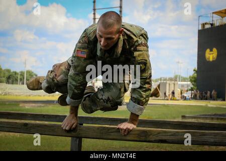 Le Sgt. Michael Smith, un opérateur de systèmes de transmission de l'agent 58e Compagnie de transmissions, 101st Airborne Division (Air Assault), bondit sur une partie du parcours d'événement lors de la troisième journée de la commande des Forces 2017 Concours meilleur guerrier à Fort Bragg, N.C. Le 22 août. Quinze sous-officiers et soldats sont en concurrence dans un concours de cinq jours visant à tester leur endurance physique et mentale à Fort Bragg, N.C., 20-25 août. (U.S. Photo de l'armée par la CPS. Hubert D. Delany III / 22e Détachement des affaires publiques mobiles) Banque D'Images