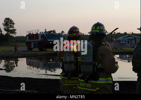 Le JP-8 est un carburant d'aviation à base de kérosène utilisé par les avions militaires américains et les systèmes de soutien. L'image d'archive documente les pompiers de la réserve de la Force aérienne effectuant une formation sur la suppression des incendies de carburant à l'aéroport de Sparta Fort McCoy le 20 août 2017 pendant Patriot Warrior. Banque D'Images