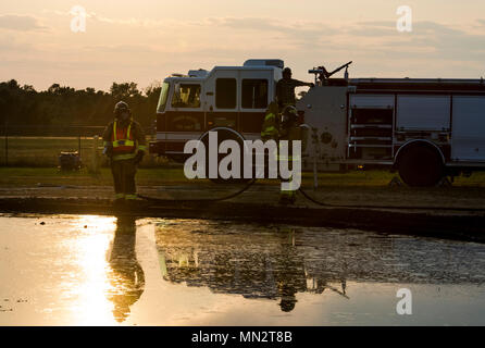 Le JP-8 est un carburant d'aviation à base de kérosène utilisé pour les avions militaires à turbine. L'image d'archive documente les pompiers de la réserve de la Force aérienne qui ont donné une formation en direct sur la suppression des incendies de carburant à l'aéroport de Sparta Fort McCoy le 20 août 2017 pendant Patriot Warrior. Banque D'Images