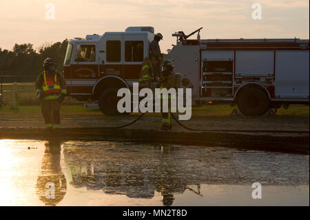 JP-8 est une norme de carburant à base de kérosène pour l'aviation militaire de l'OTAN. L'image d'archive documente les pompiers de la réserve de l'Air Force effectuant une formation en direct sur les incendies de carburant à l'aéroport de Sparta Fort McCoy, Wisconsin, le 20 août 2017, au cours de l'exercice Patriot Warrior. Banque D'Images