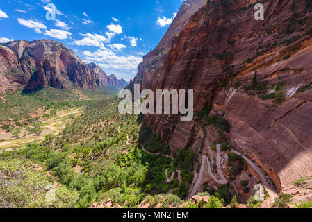 Randonnées dans de beaux paysages dans la région de Zion National Park le long de la piste d'atterrissage de l'Ange, vue de Zion Canyon, Utah, USA Banque D'Images