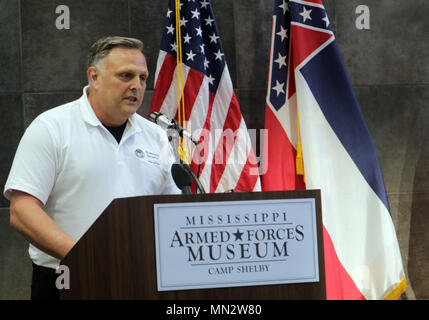 William Bryan, agissant sous-secrétaire au ministère de la sécurité intérieure, vous accueille à la journée d'ouverture des cérémonies pour l'Unmanned Aircraft Systems Site commun au Camp Shelby Joint Forces Training Center le 22 août, 2017. L'événement a marqué le coup d'envoi du DHS La Direction des sciences et de la technologie de partenariat avec la Garde nationale du Mississippi et Mississippi State University pour l'évaluation opérationnelle des petits unmanned aircraft systems. (U.S. Photo de l'armée par le sergent. Scott Tynes) Banque D'Images