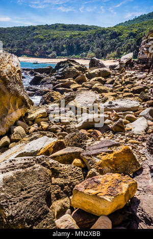 Des rochers de grès au pied des falaises à Bouddi Point, baie de Maitland, Bouddi National Park, Central Coast, New South Wales, Australie Banque D'Images