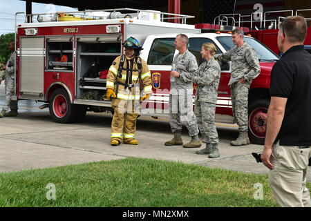 Le lieutenant-général Mark Kelly, 12e Air Force, commandant de l'AFSOUTH observe la formation des pompiers d'Amérique centrale au cours de l'exercice, la FUMÉE CENTAM Août 21,2017 à Soto Cano Base Aérienne. Banque D'Images