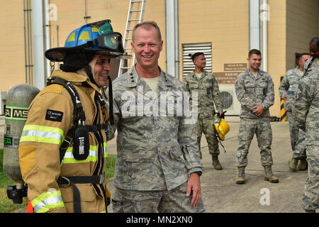 Le lieutenant-général Mark Kelly, 12e Air Force, commandant de l'AFSOUTH observe la formation des pompiers d'Amérique centrale au cours de l'exercice, la FUMÉE CENTAM Août 21,2017 à Soto Cano Base Aérienne. Banque D'Images