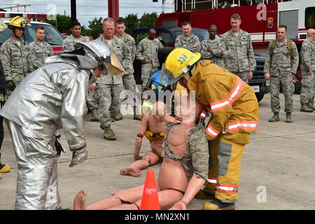 Le lieutenant-général Mark Kelly, 12e Air Force, commandant de l'AFSOUTH observe la formation des pompiers d'Amérique centrale au cours de l'exercice, la FUMÉE CENTAM Août 21,2017 à Soto Cano Base Aérienne. Banque D'Images