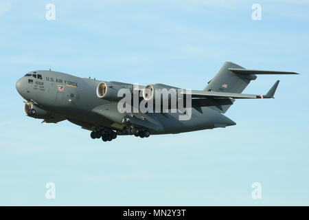 USAF C-17A Globemaster en approche de RAF Mildenhall. L'avion vient du 60e AMW à TRAVIS AFB et porte toujours le nez commémoratif du 11 septembre l'art. Banque D'Images