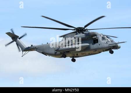 Sikorsky USAF MH-53M'ouvrir de bas le 21e Escadron d'opérations spéciales à l'atterrissage à là qu'est la base de la RAF Mildenhall. Banque D'Images